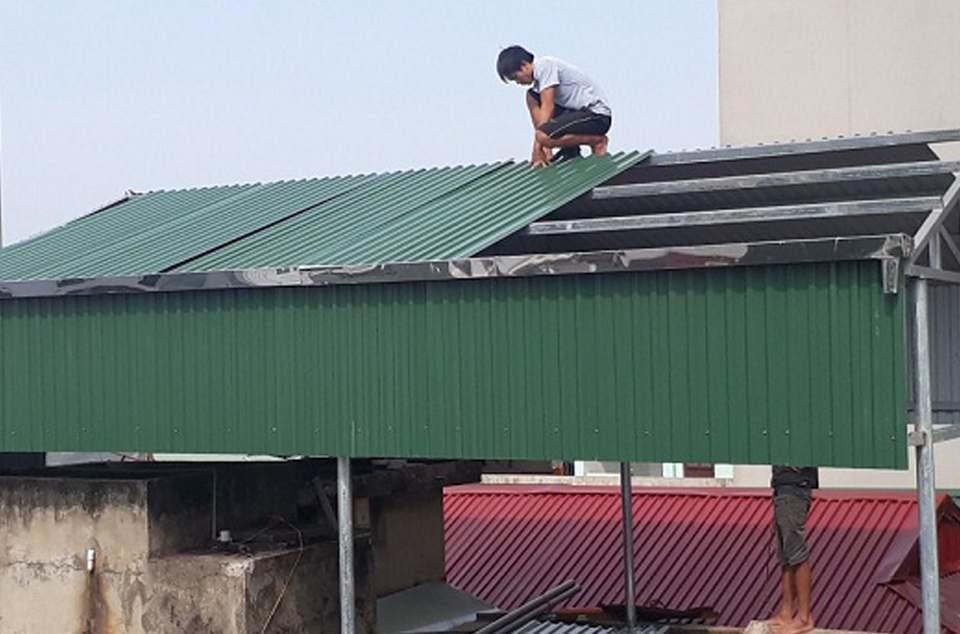 Làm mái tôn chống thấm.