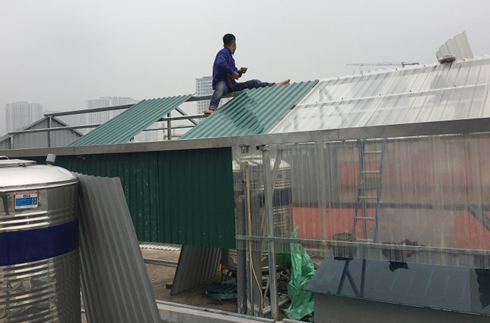 Mái tôn che sân thượng giúp chống nắng hiệu quả