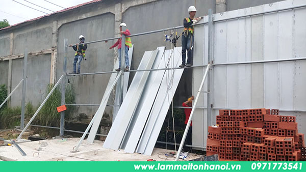 hàng rào tôn công trình 