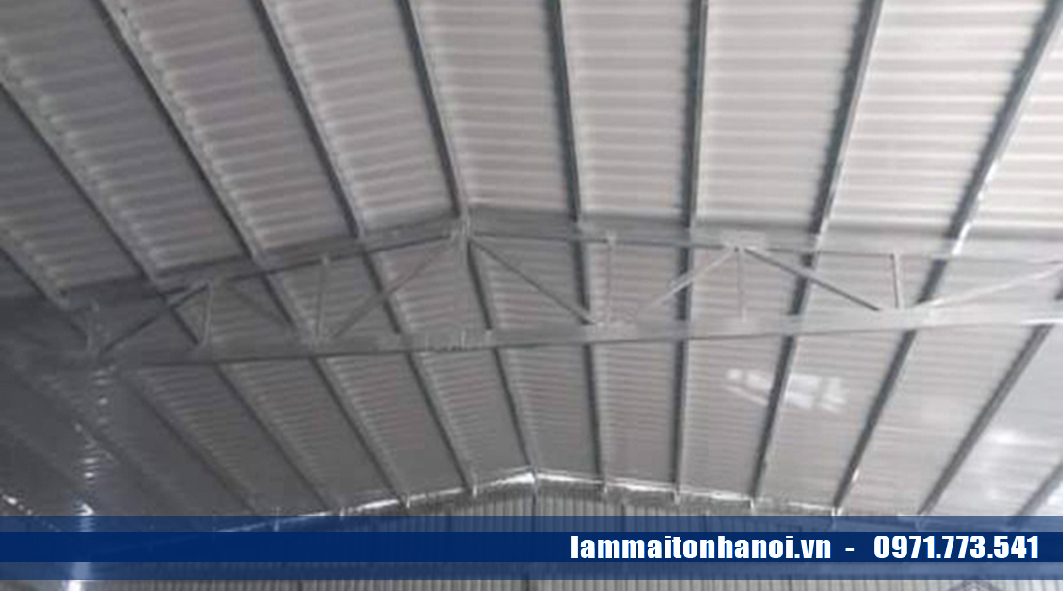 Đội ngũ thợ đang làm mái tôn